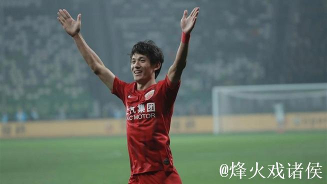 36 岁 “老黄忠” 王燊超再战一年，“带刀侍卫”靠啥关键时刻总能进球？